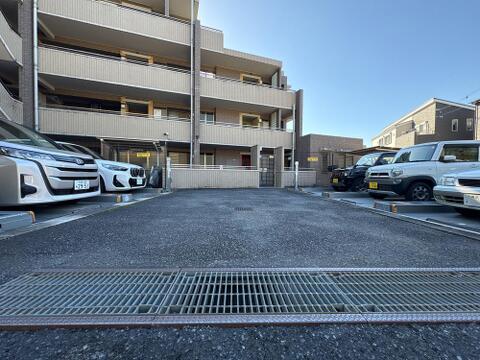 敷地内平置き駐車場完備。出し入れがスムーズで日々の移動も快適。