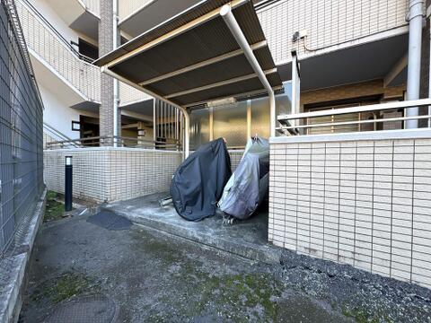 雨から大切な愛車を守る屋根付き駐輪スペースをしっかり確保。