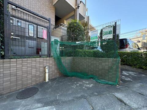 ネット完備で清潔な専用ゴミ置き場。防犯カメラ設置で安心感◎
