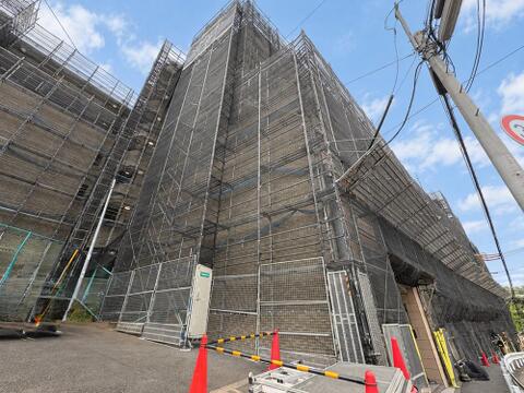 (2026年10月13日撮影)平成10年築のマンションです。もちろん新耐震基準となりますが、今回の大規模修繕工事のように長く安全な暮らしが保たれるような取り組みがされています。