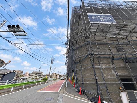 (2026年10月13日撮影)車どおりが多いわけではありませんが、ある程度の間隔で信号があり、車の走り抜けが防止されています。なお目の前の通りはバス通りにもなっています。