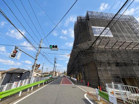 (2026年10月13日撮影)駅からは少し小高い立地に位置している分、車どおりが多くなく、静かな環境になっています。通り沿いにはマンションも多く、人の存在を感じることができます。