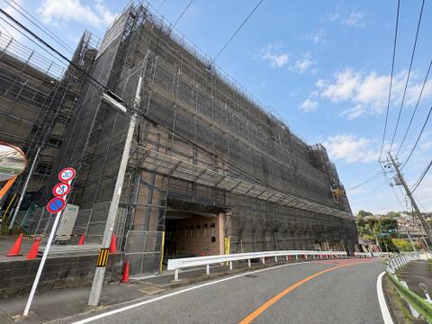 (2026年10月13日撮影)マンションは大規模修繕工事実施中ですが、もちろんお部屋の内覧は可能です。工事完了前でも室内の広さなどを確認ください。