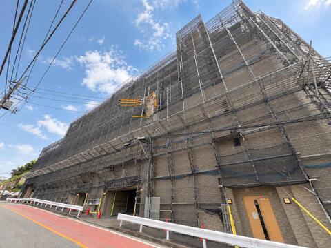 (2026年10月13日撮影)大規模修繕工事に伴い、施工業者様が現地で外壁補修などをしていました。しっかりと未来のことを考え、メンテナンスがされているマンションです。