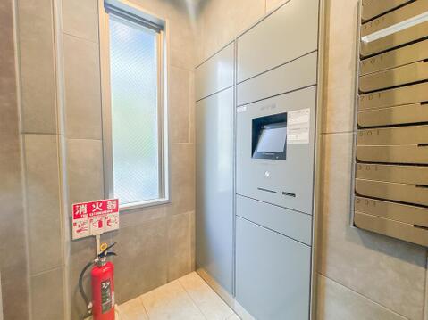 共用部に設置されたダイヤル式集合ポストと最新の宅配ボックス。ご不在時でもスムーズに荷物を受け取ることができるため、共働き世帯や外出が多い方にも非常に重宝します。