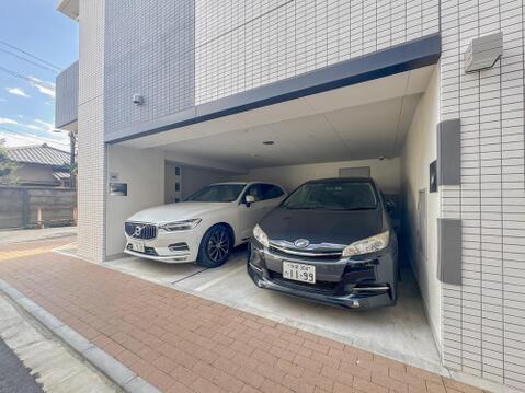 建物1階部分に配置された全天候型の屋根付き駐車場スペース。大切な愛車を雨風から守り、お車の出し入れや乗り降りも天候を気にせず快適に行うことができます。