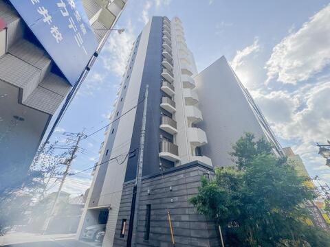 14階建ての存在感あるスタイリッシュな外観フォルム。2022年築ならではの綺麗な状態が保たれており、駅徒歩3分の好立地を誇る象徴的なランドマークマンションです。