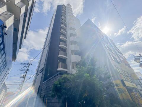 青空に映えるシックな外壁タイル貼りのモダンなマンション外観。武蔵小金井駅徒歩3分の好立地に佇み、洗練されたデザインと高級感が住まう方のステータスを高めてくれます。