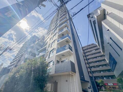 バルコニーにガラスパネルを採用した洗練された外観フォルム。角部屋ならではの開口部の多さが伺え、豊かな採光と通風を享受できる魅力的な構造デザインとなっています。
