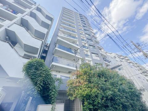 豊かな緑の植栽と調和する格式あるマンション外観。2022年築ならではの綺麗な美観が保たれており、都会的なデザインと自然の優しさが融合した上質な居住空間です。