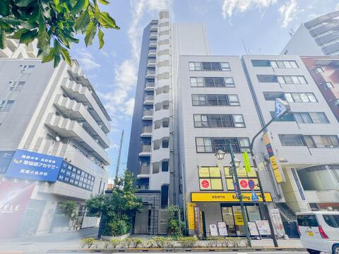周辺の街並みと調和した14階建て築浅マンション。駅徒歩3分という優れた立地条件を誇り、毎日の通勤・通学はもちろん休日のお出かけにも大変便利な住環境です。