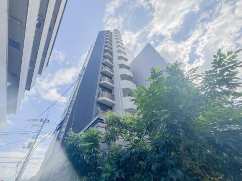 都会的でシャープな印象を与える高層レジデンスの全景。武蔵小金井エリアの利便性を享受できる最高のロケーションに位置し、高い資産性と居住性を兼ね備えています。