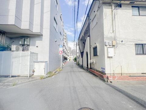 物件側面に位置する落ち着いた雰囲気の道路環境。平坦で歩きやすく、交通量も落ち着いているため、小さなお子様やご高齢の方でも安心して通行していただけます。