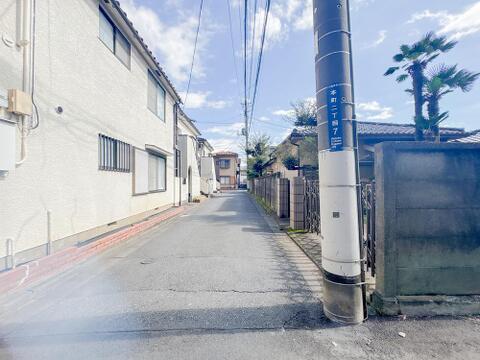閑静な雰囲気が漂う住宅街のアプローチ。電柱にはわかりやすく街区表示が施されており、駅至近でありながら安らぎのある住環境が保たれた魅力的なロケーションです。
