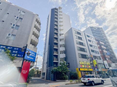 通り沿いに映える気品漂うマンションの正面全景。周辺には様々な生活利便施設が整っており、買い物や食事にも困らないアクティブで快適な駅近ライフを実現できます。