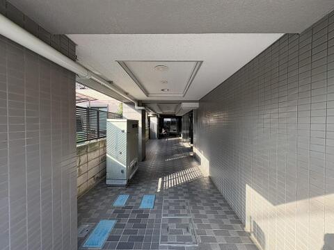 マンションに住まう人をいつも暖かく迎えてくれるような、優しい温もりが漂っています。