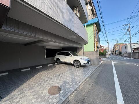 マンション敷地内にカースペースを完備。※最新の空き状況は、管理会社等にご確認させて頂きます。