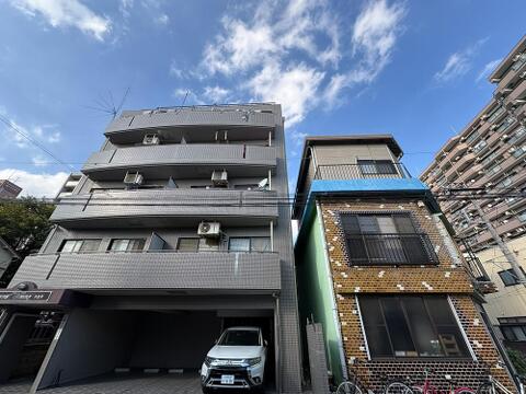 小学校、中学校が徒歩圏内と子育て環境も良好。ファミリー層におすすめの物件です。