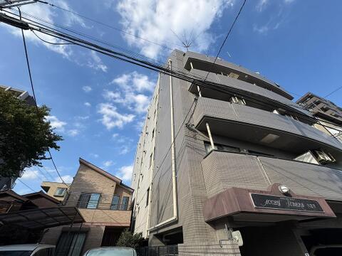 落ち着いた住宅街に位置し、公園も点在する子育てに適した環境。前面道路の幅員や歩道の有無など、お子様の通学路の安全性も含めて現地で詳しくご説明させていただきます。