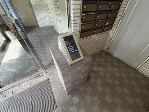 当マンションエントランスには、防犯対策の「オートロック」を採用。マンション住人以外の侵入を防ぐために設置しました。お子様がいらっしゃるご家庭にも安心の設備です。
