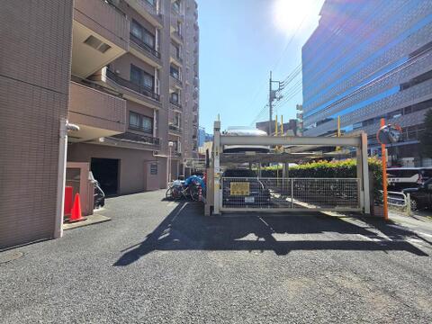 敷地内には機械式駐車場を設けています。お車を建物のそばに置けるため、休日のドライブやまとめ買いにも便利です。駐車できる車両のサイズや重量、空き状況、使用料などの詳細は、お気軽にお問い合わせください。