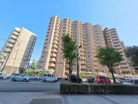 淡いトーンの外装材を使用した穏やかで品のある外観。光の当たり方によって表情が変わる外壁が、四季折々の風景に映える美しい住まいの顔を見事につくり出します。