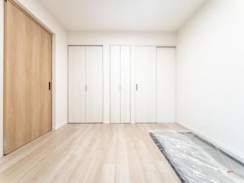 衣類などを収納できるクローゼットが備わっており、お部屋をすっきりと保てます。各個室には収納が確保されています。