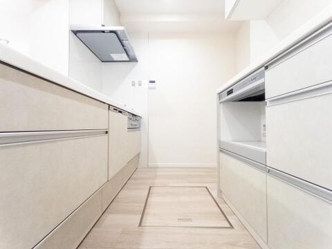 調理に集中しやすく、家事がはかどるキッチンです。LD側に加え玄関からの動線もあるので、買い物後の片付けがしやすい効率的な間取りです。吊戸棚や下部収納に調理器具類や食材など片付けられます。