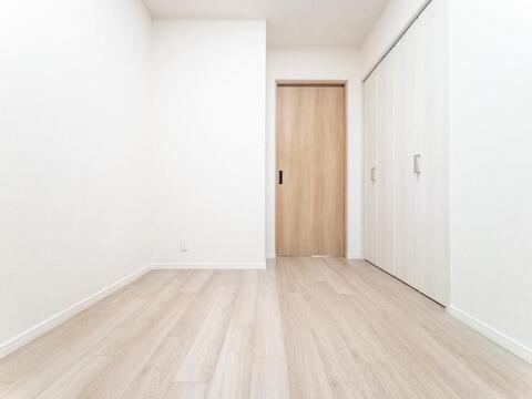 明るく開放的な居室は、ゆったりとした空間でリラックスできる場所です。広々とした設計と快適な環境が整っており、心地よく過ごせる毎日をサポートしてくれます。