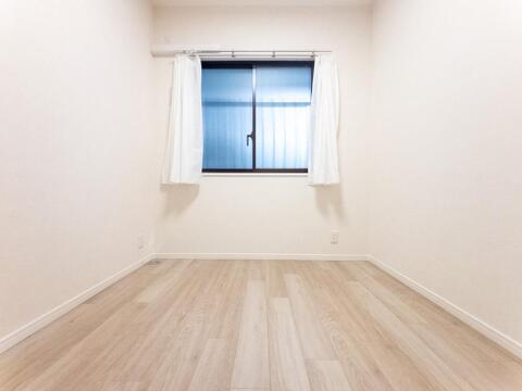 窓から差し込む柔らかな光が心地よい居室は、広さがあり、のびのびとした気分で過ごせます。趣味やリラックスの時間を楽しめる多用途な空間で、心安らぐ毎日が広がります。