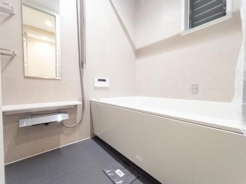 一日の疲れを癒す浴室です。天候や時間帯に関係なく洗濯物が乾かせ、カビの発生も抑えることができる、浴室乾燥機付きです。