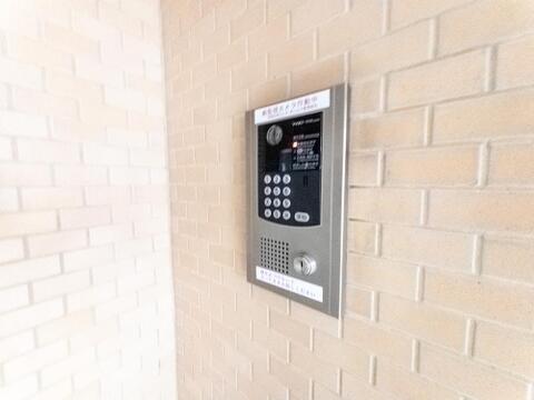 エントランスには、防犯対策のオートロックが採用されています。モニタ付きインターホンで、室内から来訪者の顔を確認して対応することができます。