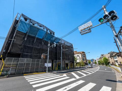 青い空から太陽の恵みを感じる温もり溢れる佇まい外壁の色とレンガがお洒落な仕上がりになってます。周囲には高い建物のないエリア。青い空が大きく感じます。