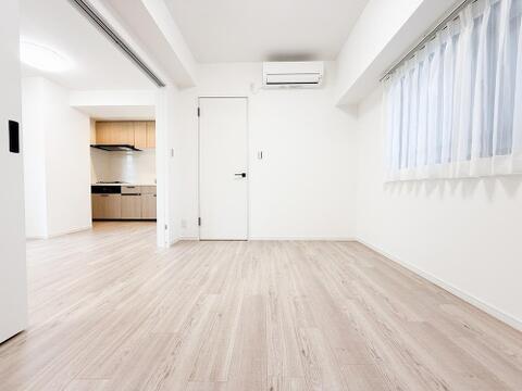 採光に優れ、ゆとりある広さが魅力の居室。窓から差し込む自然光が室内を明るく照らし、日常の生活空間として快適にお使いいただける環境が整っています。