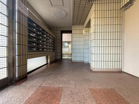 清潔感ある共用エントランスが来訪者を温かく迎えます。管理が行き届いた住環境を反映した、住む人に毎日安心感と誇らしさをもたらす印象的なエントランスです。