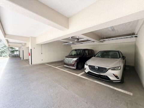 機械式のような待ち時間がなく、お買い物後の荷物の出し入れも楽々な平置き駐車場です。屋根付きのため、雨の日の乗降も濡れずに快適です。