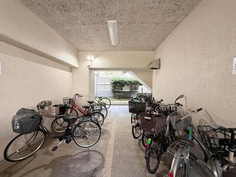 敷地内に十分な駐輪スペースを確保。お子様の自転車や通勤・通学用の自転車など、ご家族で複数台所有されている方にも安心の住環境です。