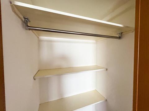 空間を無駄なく活用できる利便性の高いクローゼットスペース。掛ける収納と置く収納を賢く使い分けられ、お部屋に余計な家具を置かず広々快適にお使いいただけます。