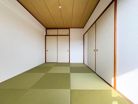 縁なしの琉球畳がモダンでスタイリッシュな和室空間。素足でも心地よく過ごせ、来客時の客間やご家族の寛ぎスペース、お子様の遊び場としても多目的に活躍するお部屋です。