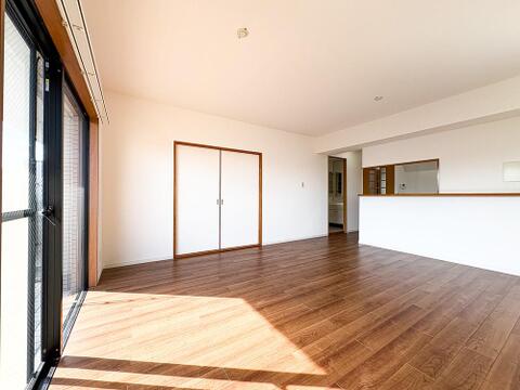 家族の暮らしに思いを馳せて、日常のワンシーンを表現したリビングダイニング。「ホワイトナチュラル」のテイストが、自然体で過ごせる心地良さを生み出しています。