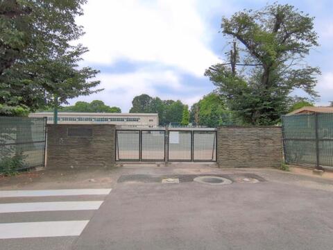 調布市立神代中学校まで約650m