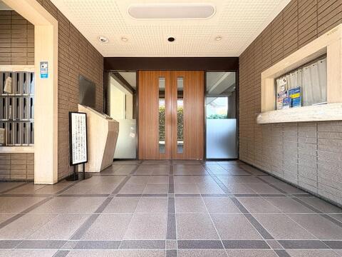 清潔感ある共用エントランスが来訪者を温かく迎えます。管理が行き届いた住環境を反映した、住む人に毎日安心感と誇らしさをもたらす印象的なエントランスです。