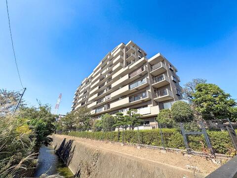 ナチュラルカラーを基調とした優しい雰囲気の外観。木質感を取り入れた温もりある外壁デザインが、家族が帰ってくる場所にふさわしい温かみを丁寧に演出します。