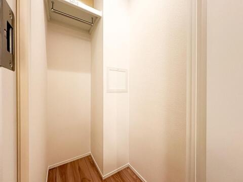 たっぷりと荷物が入るウォークインクローゼット。画像と現地では大きさ、広さの感覚が違います。是非、ご自分の目で確かめてください。