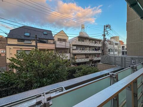 ここから見渡すと、夕焼けに染まる空が広がり、温かな色合いに包まれた風が心地よく流れます。