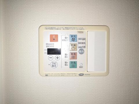 浴室には換気・乾燥・暖房・涼風の機能を備えています。雨の日や花粉の季節には浴室内で洗濯物を乾かせ、寒い時期は入浴前に暖房を使えるため、天候や季節に合わせて家事とバスタイムをサポートします。