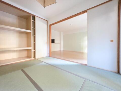 約6帖の和室は、足を伸ばして読書をしたり、布団を敷いて休んだりと使える一室です。リビングとの間は襖で仕切れるため、普段は開放して過ごし、来客時には独立した客間として迎え入れることもできます。