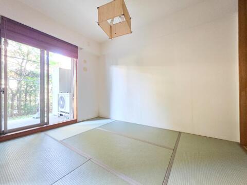 掃き出し窓からテラスへ出られる和室は、畳に座った目線でも庭の木々を眺められます。座卓を置いてお茶を楽しんだり、窓辺でひと息ついたりと、身近な緑を感じながら穏やかな時間を過ごせる約6帖の空間です。