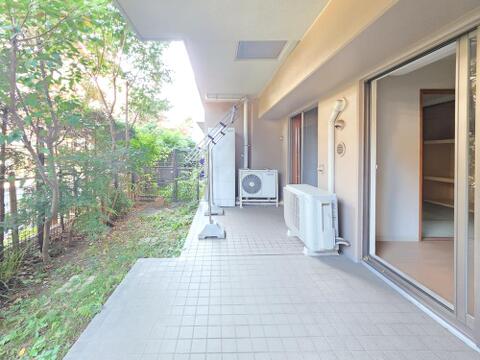 1階住戸ならではの専用庭付きの物件です。風がそよぎ木々の揺らめきと心地よい葉の音が癒しをくれます。