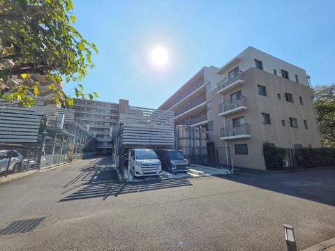 敷地内には機械式駐車場を設け、スペースを立体的に活用しています。建物のそばで車を保管でき、休日のドライブや荷物の多い買い出しにも便利です。空き状況や利用料、車両サイズの制限はお問い合わせください。